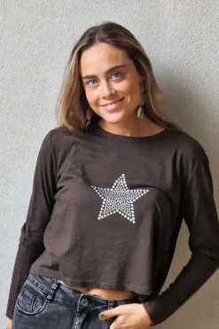 Camiseta básica marrón con estrella de tachas