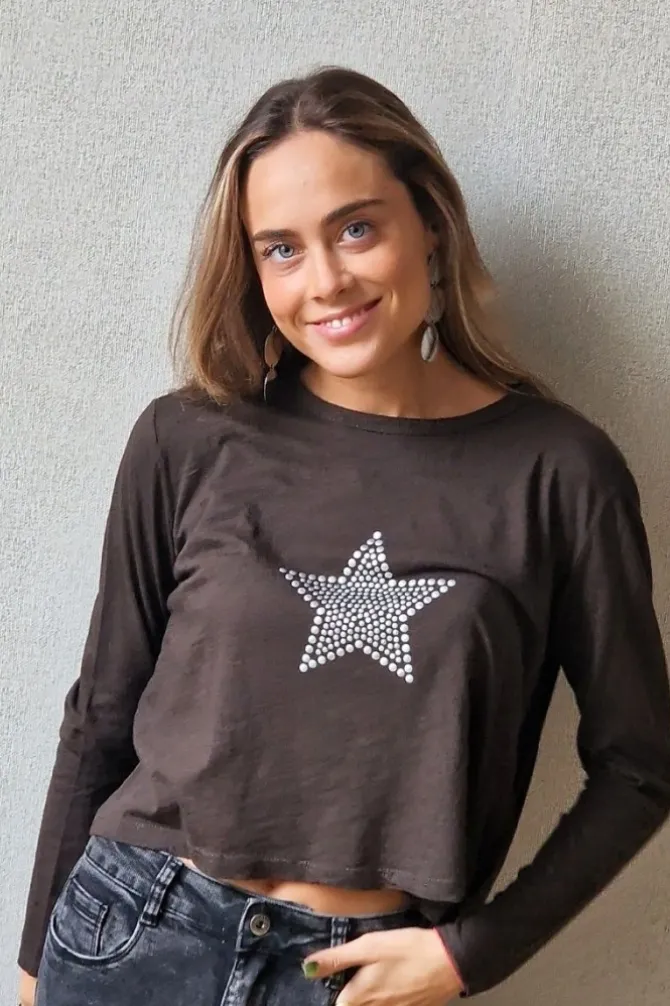 Camiseta básica marrón con estrella de tachas