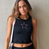 Camiseta básica negra con estrella de tachas