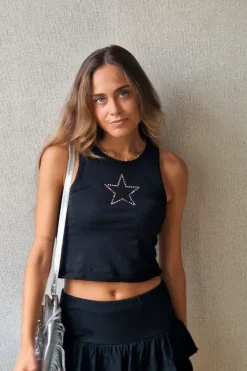 Camiseta básica negra con estrella de tachas