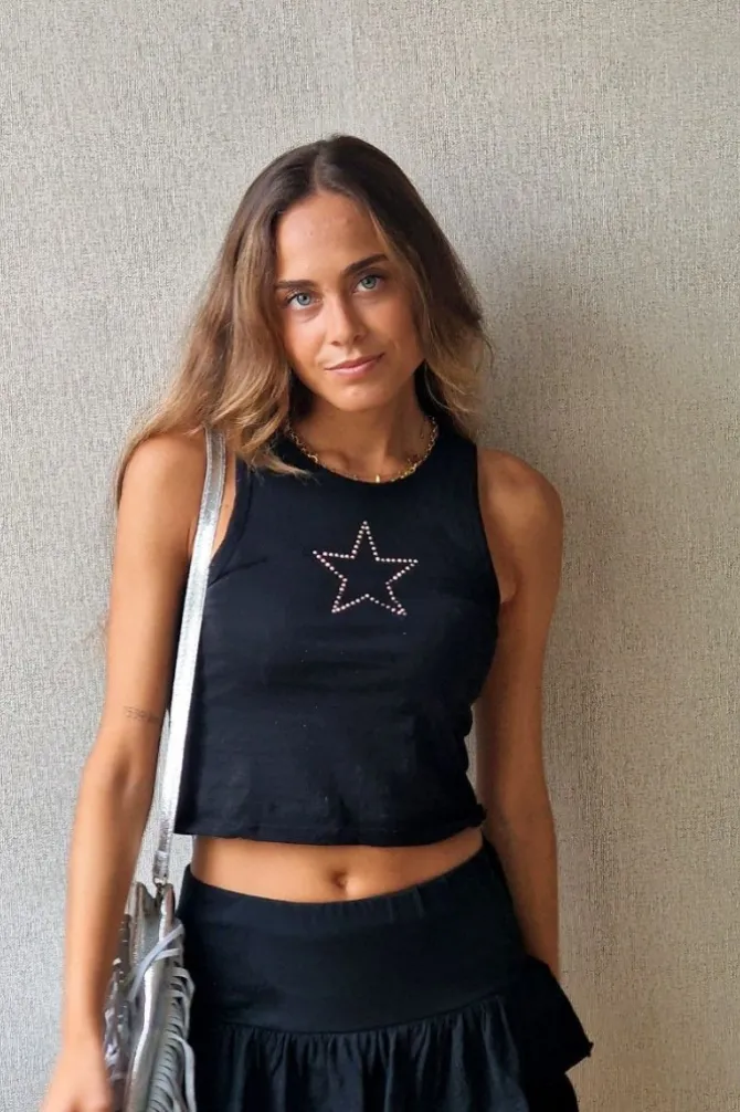 Camiseta básica negra con estrella de tachas