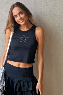 Camiseta básica negra con estrella de tachas
