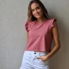 Camiseta básica rosa con volantes en los hombros