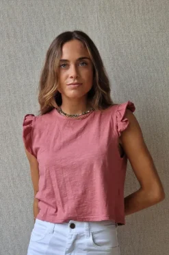 Camiseta básica rosa con volantes en los hombros