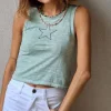 Camiseta básica verde con estrella de tachas