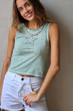 Camiseta básica verde con estrella de tachas