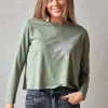 Camiseta básica verde con estrella de tachas
