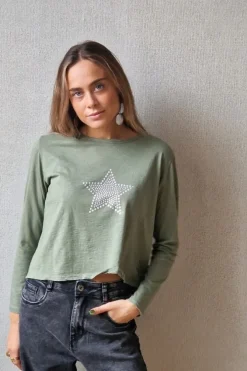 Camiseta básica verde con estrella de tachas