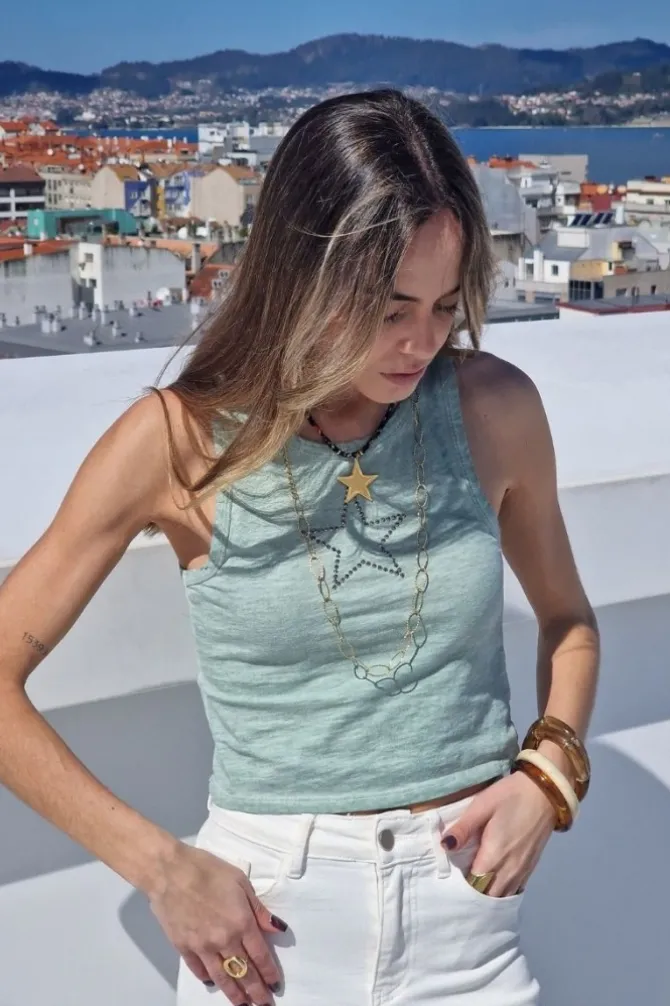 Camiseta básica verde con estrella de tachas