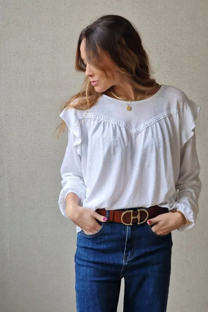 Camiseta con volantes en el hombro blanca