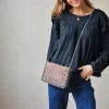 Camiseta con volantes en el hombro negra