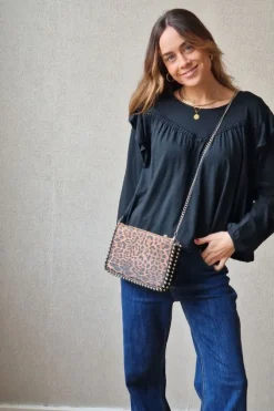Camiseta con volantes en el hombro negra