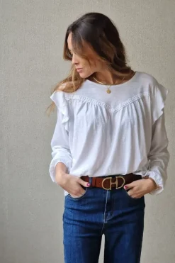 Camiseta con volantes en el hombro blanca