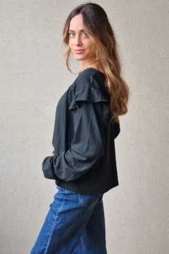 Camiseta con volantes en el hombro negra