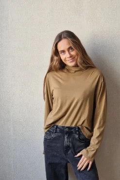 Camiseta cuello alto y manga larga camel