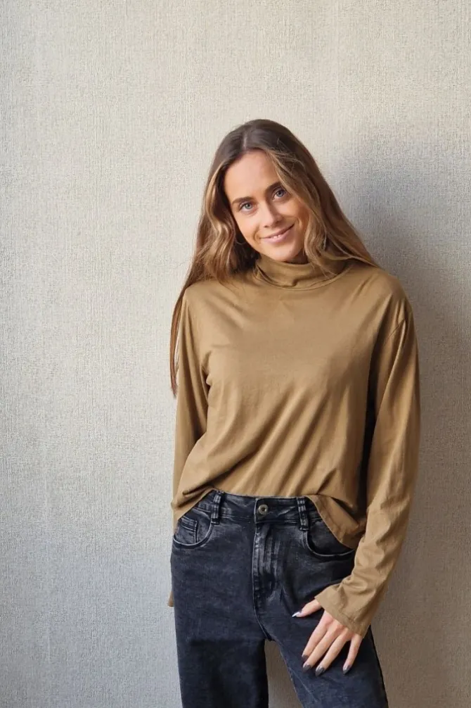 Camiseta cuello alto y manga larga camel