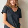 Camiseta de algodón básica con cuatro botones negro