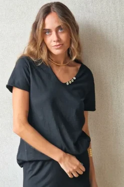 Camiseta de algodón básica con cuatro botones negro