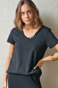Camiseta de algodón básica con cuatro botones negro