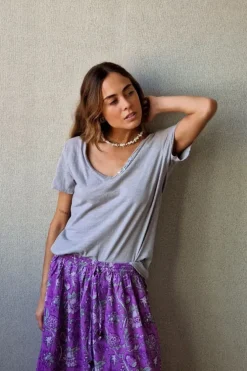 Camiseta de algodón básica con cuatro botones gris