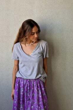 Camiseta de algodón básica con cuatro botones gris