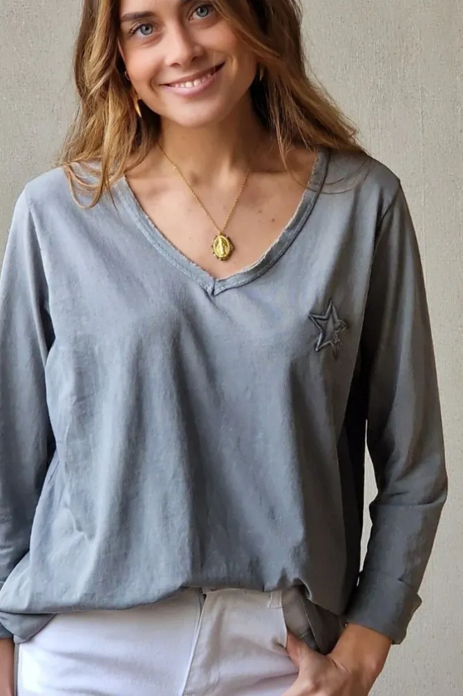 Camiseta de cuello pico con estrella