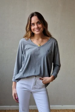 Camiseta de cuello pico con estrella