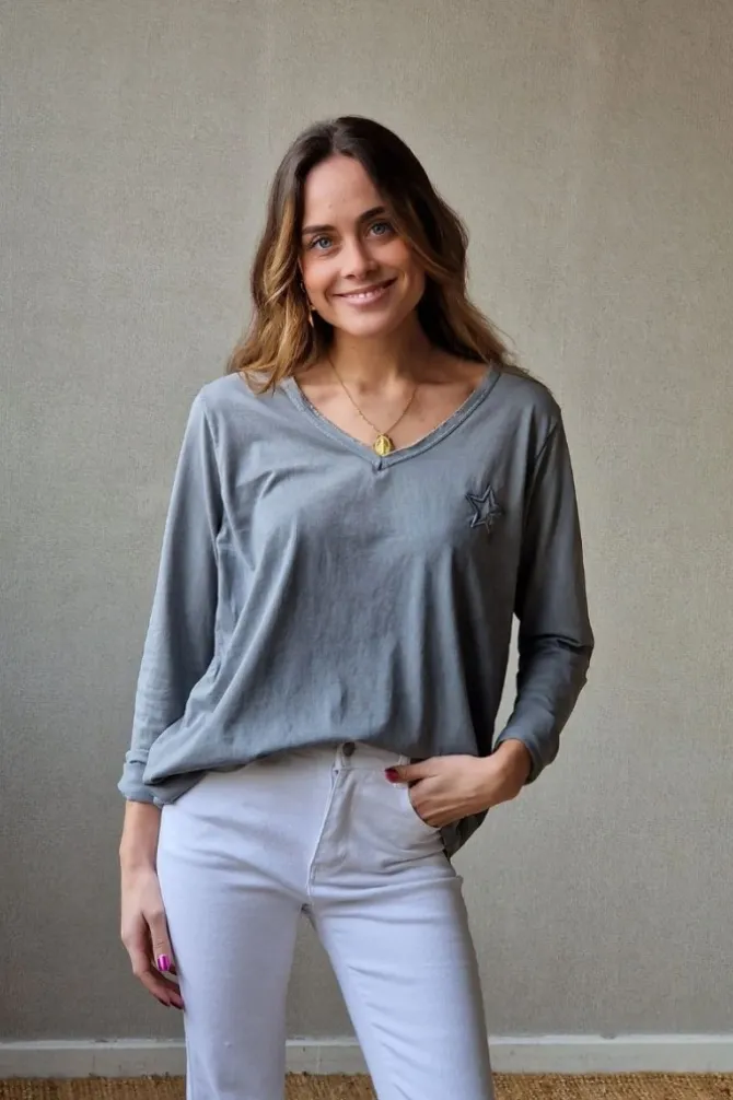 Camiseta de cuello pico con estrella