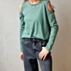 Camiseta hombros descubiertos verde césped