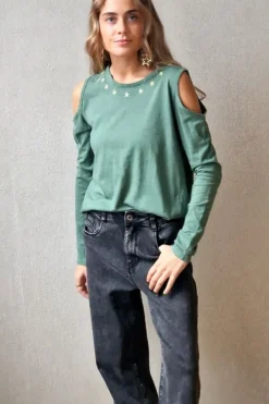 Camiseta hombros descubiertos verde césped