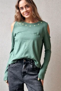 Camiseta hombros descubiertos verde césped