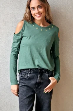 Camiseta hombros descubiertos verde césped