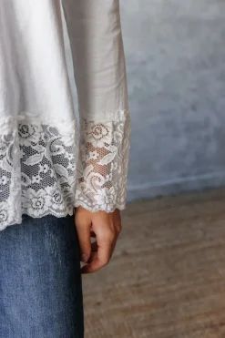 Camiseta lencera de manga larga con cuello pico blanca