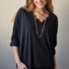 Camiseta manga larga cuello pico con puntilla negra