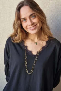 Camiseta manga larga cuello pico con puntilla negra