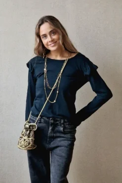 Camiseta negra con volantes en el hombro