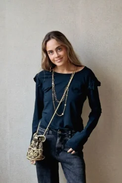 Camiseta negra con volantes en el hombro
