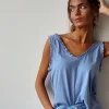 Camiseta sin mangas con detalle volantes en color rosa azul jeans