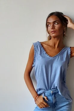 Camiseta sin mangas con detalle volantes en color rosa azul jeans