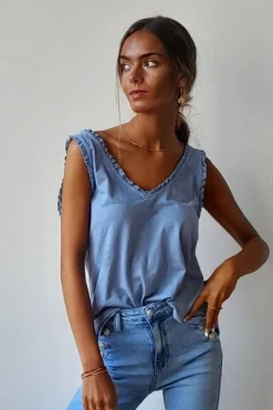 Camiseta sin mangas con detalle volantes en color rosa azul jeans