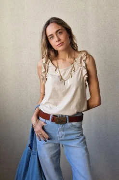 Camiseta tirantes volante manga beige