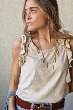 Camiseta tirantes volante manga beige