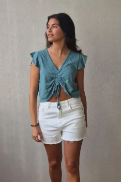 Camiseta verde con volantes en los hombros y frunce en el pecho