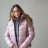 Cazadora rosa con capucha acolchada