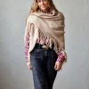 Chal de punto con flecos camel