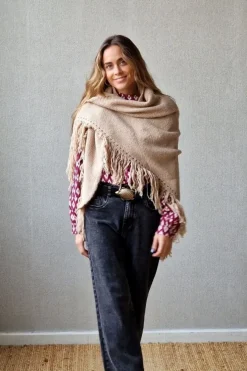 Chal de punto con flecos camel