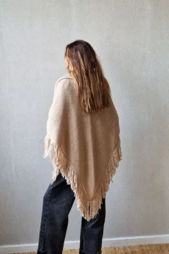 Chal de punto con flecos camel