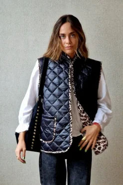 Chaleco acolchado con detalles animal print negro