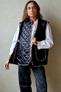 Chaleco acolchado con detalles animal print negro