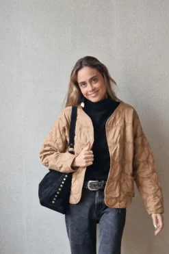 Chaqueta acolchada camel